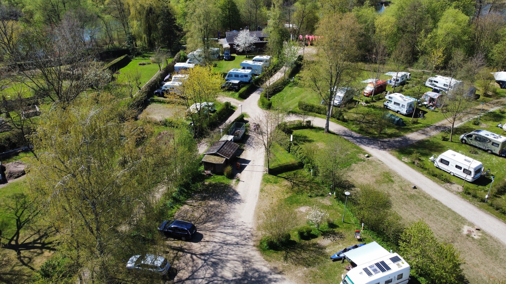 Luftaufnahme des Naturcampingplatzes am Kirchsee